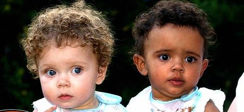 Schwestern, die bei der Geburt fast identisch aussahen, wachsen auf und haben unterschiedliche Hautfarben